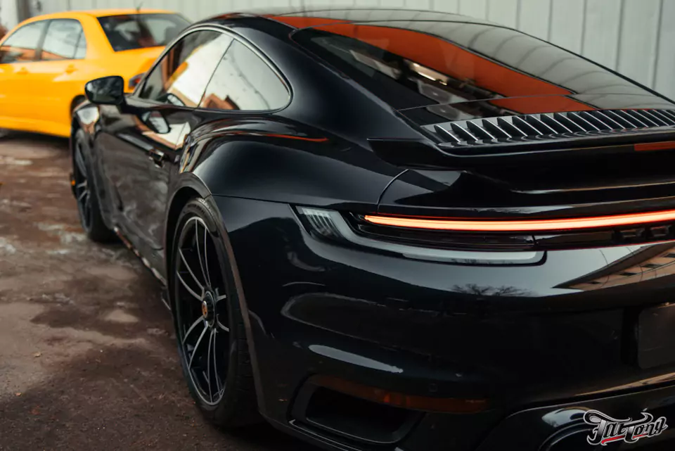 Оклеили кузов и глянец в салоне Porsche 911 полиуретаном, очистили кожу и покрыли керамикой